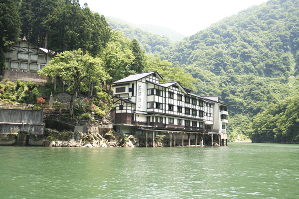 船でしか行けない秘境の一軒宿! 『大牧温泉』 ゆったり日帰りの旅